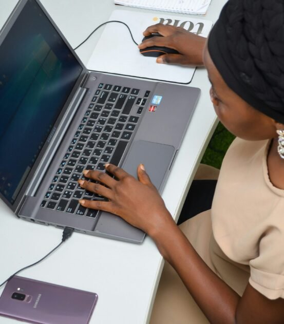 adeniji-abdullahi-a-rH5kewe_3IE-unsplash